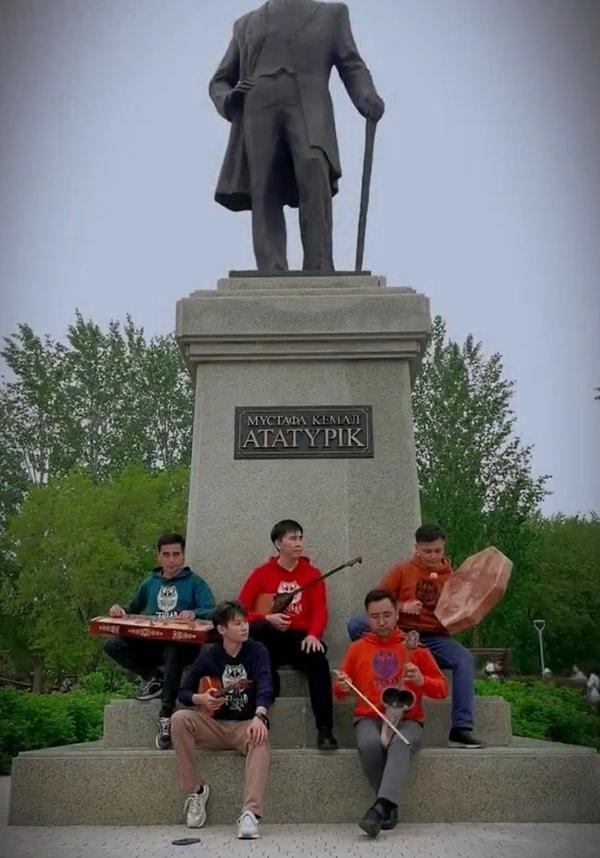 Er Turan grubu Kazakistan’da yer alan Atatürk heykelinin önünde enstürmanlarıyla bir araya geldi.