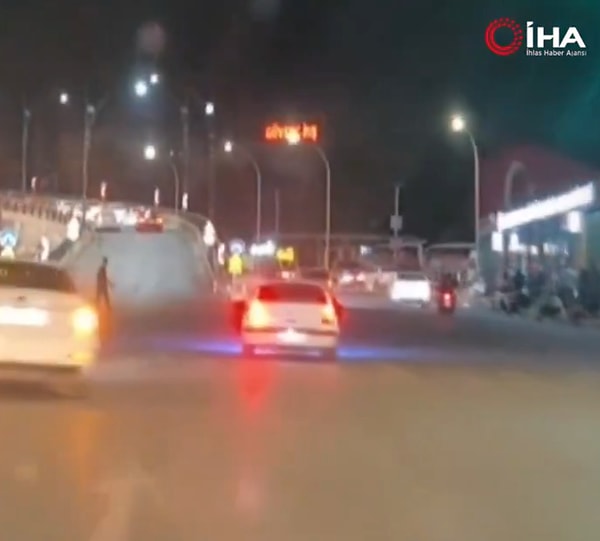 Görüntüleri inceleyen polis ekipleri, otomobili ve sürücüsünü tespit etti. Gözaltına alınan sürücünün ehliyetine 2 ay el koyup otomobili de trafikten men eden ekipler, 39 bin 362 Türk Lirası ceza kesti.