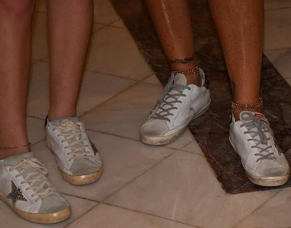 Pınar Altuğ ve kızı Su'nun aynı ayakkabıları giymesi de dikkat çekti. Eskitilmiş bir görüntüye sahip olan ayakkabı ise oldukça lüks bir Alman markasına ait!