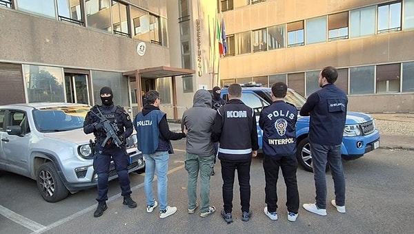 Interpol işbirliğinde İtalya, Türkiye, Almanya'da yapılan suç örgütü operasyonunda toplam 19 kişi yakalandı.