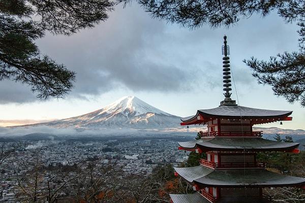 Japonya'nın pitoresk bir kasabası olan Fuji Kawaguchiko, ucuz fiyatlar ve salgın sonrası seyahat patlaması nedeniyle turist sayısında bir artış gördü.