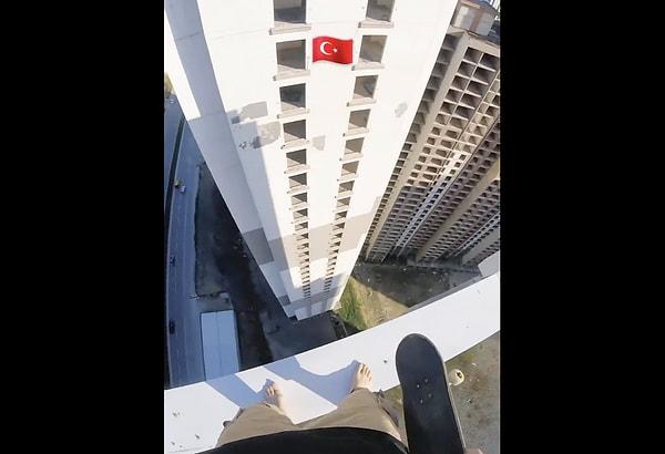 Türkiye'deki yüksek binalarda gösteri yaptığı videoları ile bilinen Mustafa Kurt, 40 katlı gökdelenin tepesinde kaykay videosu çekti.