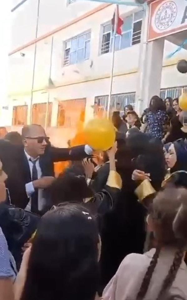 Olay, Şahinbey ilçesi Ayıntap Anadolu Lisesi'nde meydana geldi. İddiaya göre, okulda 2023-2024 eğitim-öğretim yılı mezuniyet kutlaması yapıldığı esnada helyum gazlı balonlar bilinmeyen bir nedenle patladı.