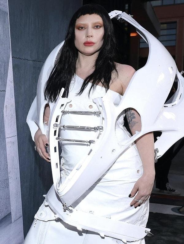 Kimilerin klozet kapağına benzettiği kıyafetiyle boy gösteren Gaga yine 'başka bir boyuttan gelmiş' görüntüsüyle dikkat çekti.