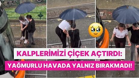 Eskişehir'de Kadın Kadının Yurdu: Tramvaydan İnen Vatmanı Şemsiyesiyle Yağmurdan Koruyan Kadın Viral Oldu!