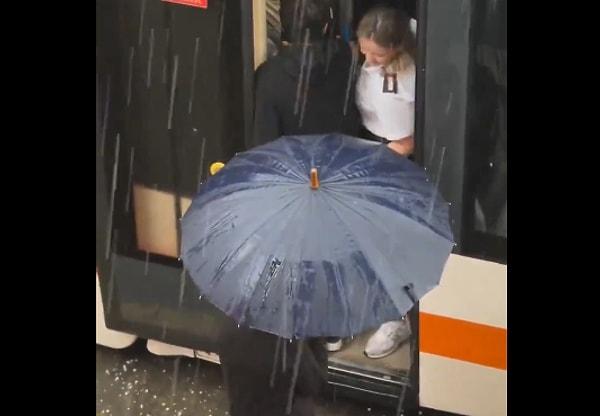 Eskişehir'de bir vatmanın makas değiştirmek için tramvaydan inmesi gerekti fakat hava oldukça yağışlıydı.