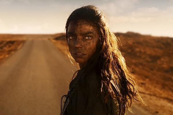 2015 yapımı 'Fury Road' filminden öncesini anlatan ve kıyamet sonrası bir dünyada geçen 'Furiosa'da başrolü Charlize Theron'dan devralan Taylor-Joy canlandırıyor.