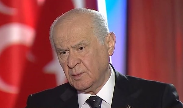 Sorunun tehlikeli boyutlara ulaştığına dikkat çeken Bahçeli sözlerine şöyle devam etti: ''Önerilen şekli tam bilmiyorum. Uyutulunca nasıl uyutulacak? Ne kadar uyutulacak? Kim uyutacak? Sınırı ne kadar? Bunları bilen yok. Türkiye ikiye bölünmüş vaziyette, ağırlık kazanan şey ise köpeklerin uyutulması mevzusu. Türkiye'nin neresine giderseniz gidiniz, öğlen sıcaklığında mutlaka uyurlar, herkes de görür. Tartışma çok farklı konulara gidiyor. İnsanları sevmekten uzak kalanların hayvanları sevmeye yönelmeleri acaba insanları sevmekteki güçlükten mi kaynaklanıyor? Onu da bilmek lazım.''