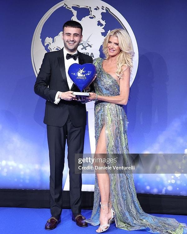 Cannes'a ödül almak üzere davet edilen CZN Burak, sosyal medyada en büyük takipçi kitlesine sahip fenomen olmasıyla "WIBA AWARDS" sahibi oldu.