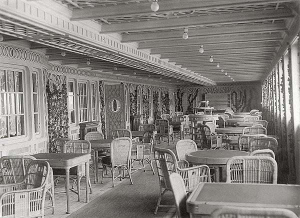 The most luxurious cafe, decorated in 'Parisian' style, was designed like this.
