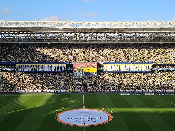 Fenerbahçe ise evinde konuk ettiği İstanbulspor'a ilk 45 dakikada 3-0'lık üstünlük sağladı. Golleri 8'de Dzeko, 15'te Szymanski, 36'da Tadic kaydetti.