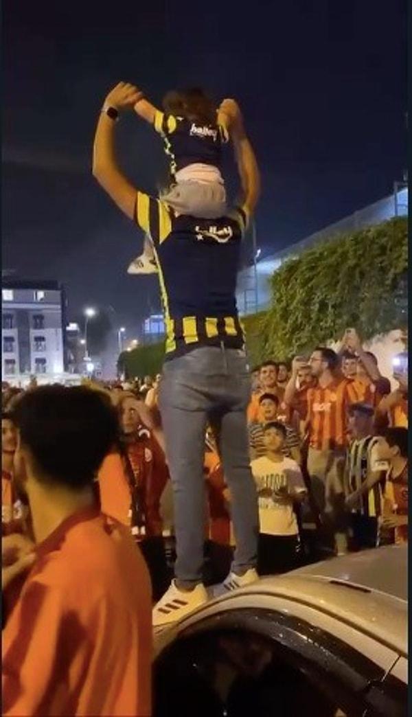 Fenerbahçeli bir baba-kız ise şampiyonluk kutlamalarına formalarıyla eşlik etti.