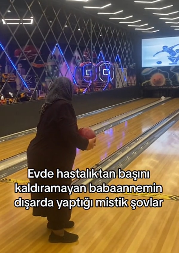 Bowling kraliçesi babaanne tüm lobutları devirmeyi başardı.