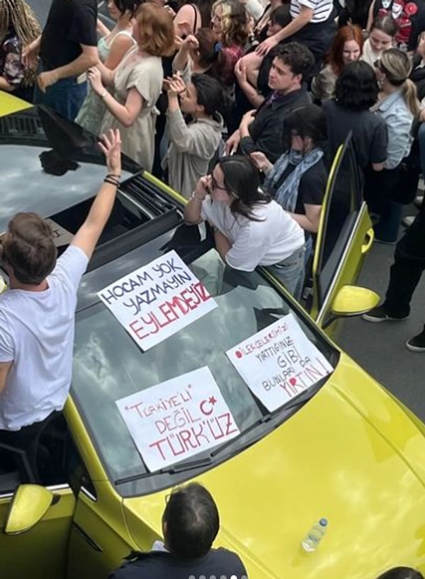 Öğrenciler, eylem yaptıkları sırada eğlenmeyi de ihmal etmediler. Bahar şenliklerinin iptal edilmesini dans ederek protesto ettiler. O anlar videoya kaydedilip sosyal medyada paylaşıldı.