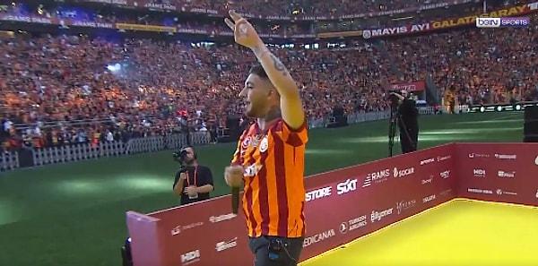 Rams Park'taki şampiyonluk kutlamalarına katılan Uzi, sahnede Galatasaray için bestelediği marşı söyledi.