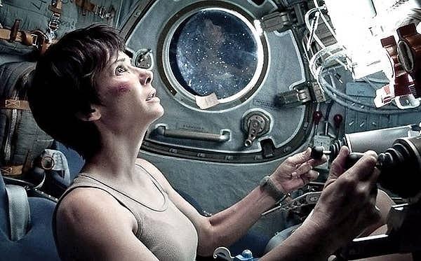 11. Sandra Bullock kendini uçaklardan korkan birisi olarak tanımlıyor ve Gravity filminde uçuş korkusuyla yüzleşmesi hiç kolay olmadı.