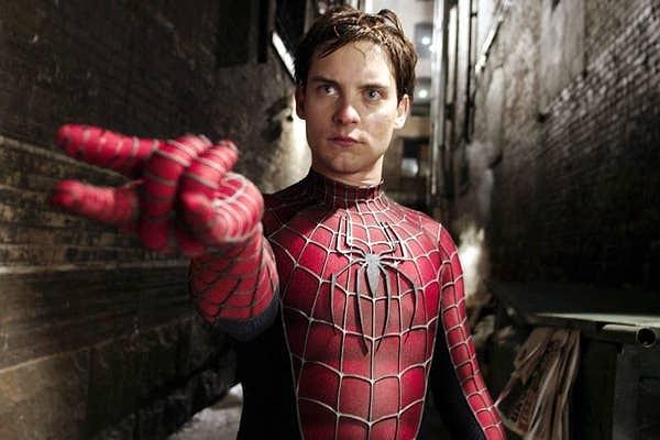 13. Örümcek Adam filmlerinde başrolü kapmak, Tobey Maguire'ın yükseklik korkusu ve böceklere karşı olan tiksintisi de dahil olmak üzere birçok kişisel fobiyle yüzleşmesine neden oldu.
