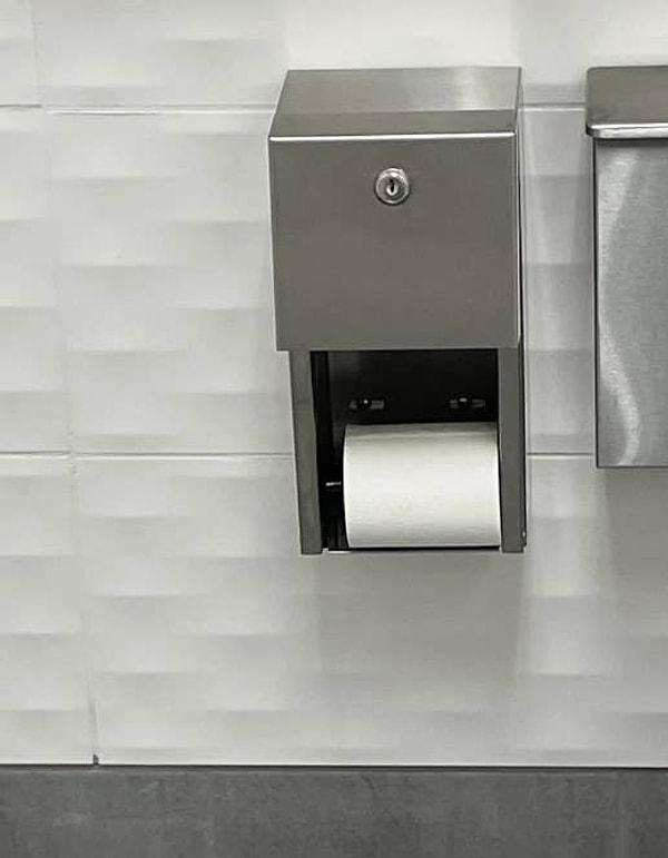 14. Aşırı ürkütücü duran bir tuvalet kağıdı tutacağı.