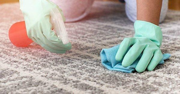 9. Kirleri rahatça temizlemenin bir yolu da bulaşık deterjanı.
