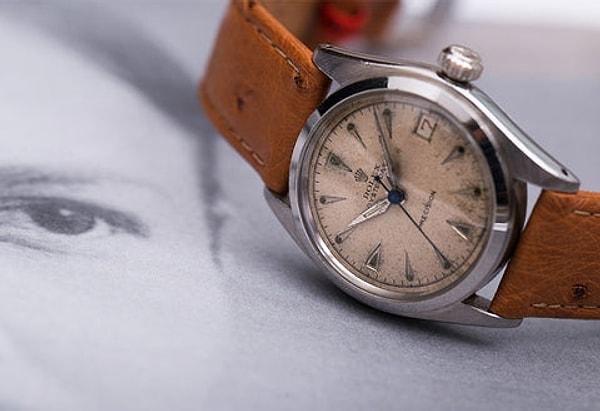 Wilsdorf, 1926'da tarihin ilk su geçirmez bilek saati olan Rolex Oyster'ı piyasaya sürdü.