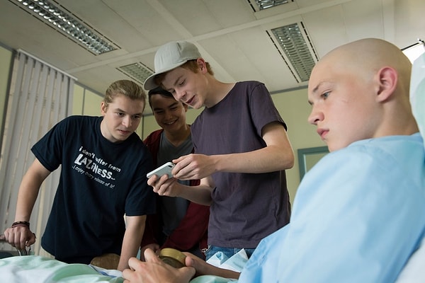 Oyunculuk kariyerine kısa filmlerde rol alarak başlayan Hardung, en çok Almanya'nın 'Club der roten Bänder' (Red Band Society) adlı televizyon dizisindeki Jonas Neumann rolüyle tanındı.