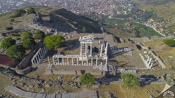 Bergama, günümüzde en çok Pergamon Antik Kenti ile dikkat çekiyor.