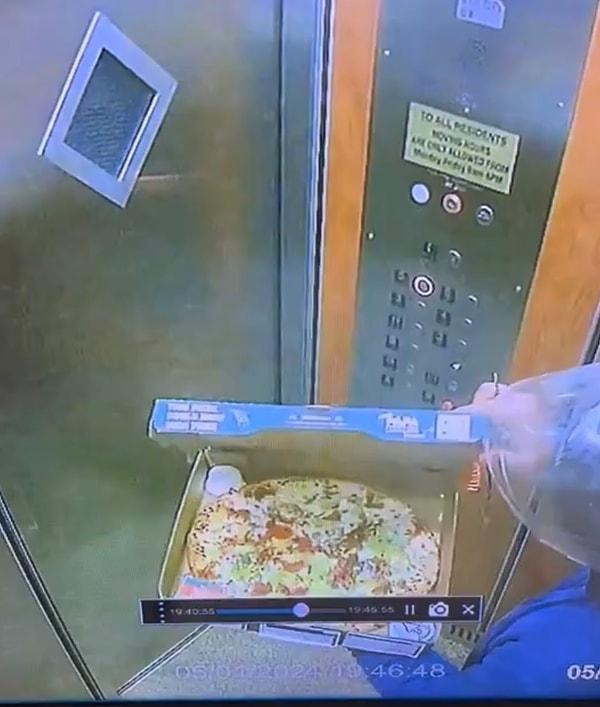 Siparişin kokusuna dayanamayan kurye asansöre biner binmez pizza kutusunun kapağını açtı ve üstünden tek tek seçerek yemeye başladı.