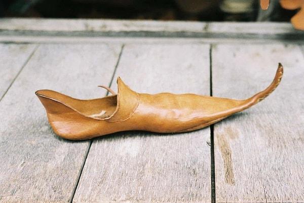 15. Deri ayakkabılar olan Crakows , 14. ve 15. yüzyıllarda zengin erkekler tarafından giyilen ve Polonya'dan köken alan uzun sivri burunlu ayakkabılardı.