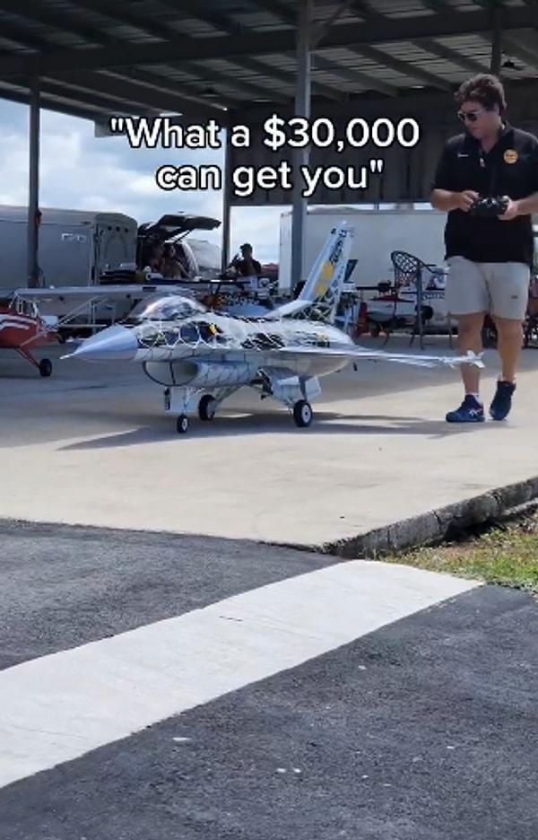 @pilotpadua isimli Instagram kullanıcısı, mini F-16 uçağını bizlerle tanıştırdı.