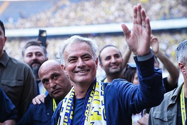 Mourinho, Ülker Stadyumu’nda düzenlenen törenle kendisini sarı-lacivertli kulübe bağlayan imzayı attı.