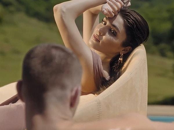 4. Hande Erçel ünlü bir markanın reklam çekimi için havuz başında kamera karşısına geçti. Çekimlerde ünlü oyuncuya eşlik eden yabancı erkek modellerle kamera arkadası pozları paylaşılan Hande Erçel yine dile düşmekten kurtulamadı.