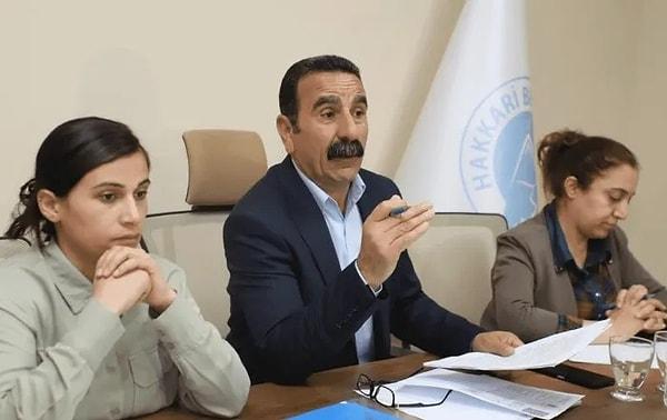 Mehmet Sıddık Akış'ın gözaltına alınması sonrası yapılan açıklamada, İçişleri Bakanlığı görevden alındığını ve Hakkari Belediyesi'ne kayyum atandığını açıkladı.