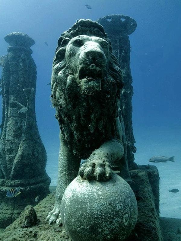 5. Neptün Anıt Resifi'nde yer alan aslan heykeli