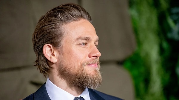 Bir suç evreni olarak nitelendirilen dizide Hunnam 'Leo' karakterine hayat verecek. Leo'nun karakteri ise şöyle anlatılıyor: Leo şiddetsiz ve silahsız soygunlarda usta bir hırsızdır. Leo, bir satranç oyuncusu gibi üç hamle sonrasını düşünür. Ama diğer hırsızlar şehrin en korkulan adamı Teeg Lawless'ı öldürdüğü için hapse giren babası Tommy'yle kıyaslandığında onun bir korkak olduğunu düşünüyor.