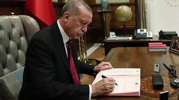 Anayasa Mahkemesi, Cumhurbaşkanı Recep Teyyip Erdoğan'ın rektör atamalarının Kanun Hükmünde Kararname (KHK) ile yapılamayacağına işaret ederek, yeni bir düzenleme için bugünden itibaren bir yıl süre tanıdı.