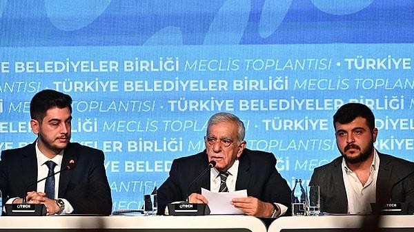 En yaşlı üye sıfatıyla seçimde Divan Başkanı olan Ahmet Türk, açılış konuşmasında Hakkari Belediyesi’ne atanan kayyumu eleştirdi.