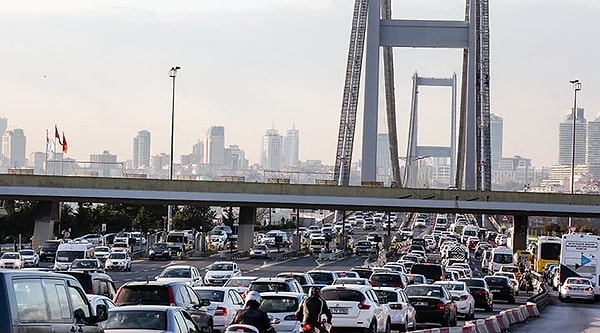 15 Haziran Cumartesi günü saat 00.00'dan, 24 Haziran Pazartesi günü saat 07.00'a kadar yap-işlet-devret projeleri hariç olmak üzere, Karayolları Genel Müdürlüğü sorumluluğunda bulunan otoyollar ile 15 Temmuz Şehitler Köprüsü ve Fatih Sultan Mehmet Köprüsü kullanımları ücretsiz olacak.