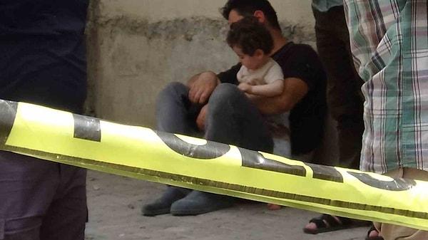 Polis ekipleri genç kadının ölümüyle ilgili olarak 1 kişiyi gözaltına aldı. İki yaşındaki bebeğini kucağına alan yabancı uyruklu baba, sokakta çaresiz bir şekilde bekledi. Olayla ilgili soruşturma sürüyor.