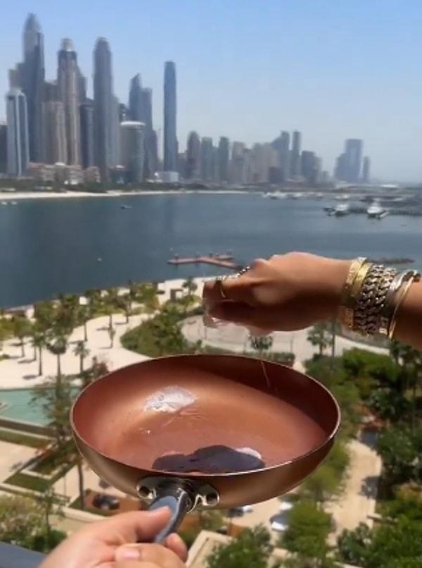 Dubai'nin sıcak havasında yumurtayı pişmek için ocağa ihtiyaç duymadan, tavanın üzerine yumurtayı kırması yeterli oldu.