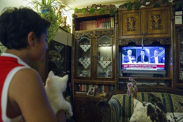 Televizyon kanalındaki yayına vatandaşlar yoğun ilgi gösterdi.