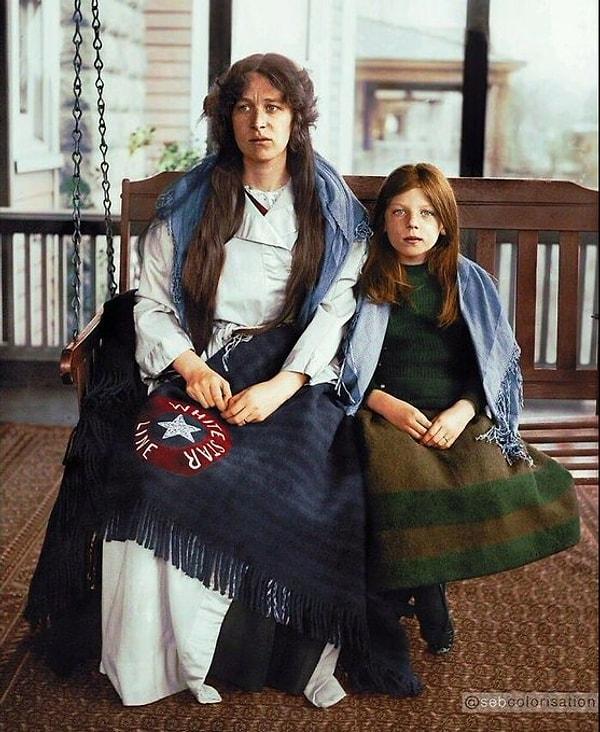12. Titanik'ten kurtulan Charlotte Collyer ve 8 yaşındaki kızı Marjorie'nin Amerika'ya döndükten sonra çekilmiş renkli fotoğrafı.