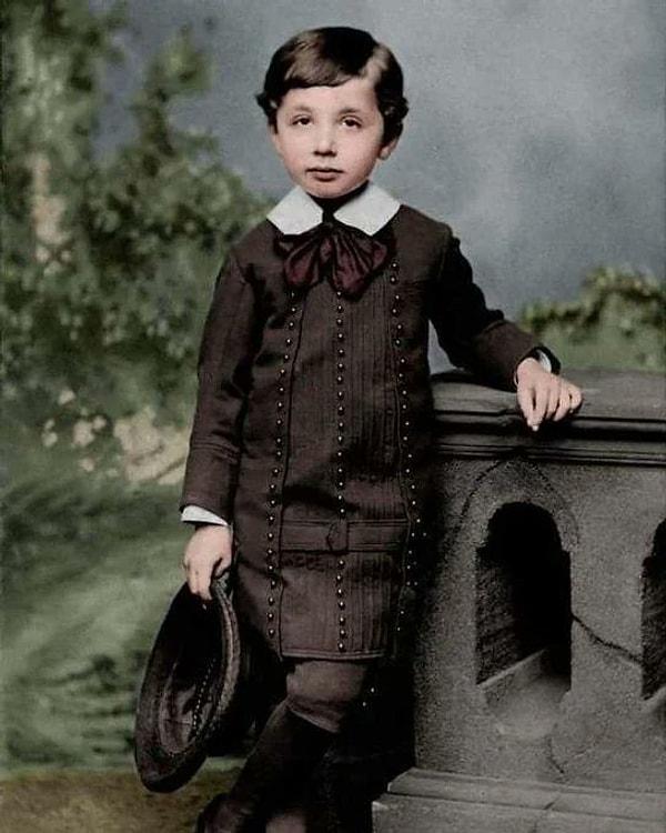 13. Beş yaşındaki Albert Einstein. (1884)