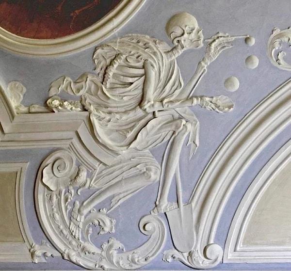 9. “Baloncuklar üfleyen ölüm”, Johann Georg Leinberger tarafından 1729-1731 yılları arasında Almanya'nın Bamberg kentindeki Michaelsberg Manastırı'nda bulunan Kutsal Mezar Şapeli'nin tavanı için yapılan çeşitli ölüm tasvirlerinden biridir. Baloncuklar yaşamın kırılganlığının sembolüdür.