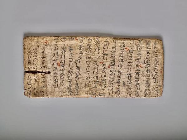 14. Tarihin en eski başarısız sınavı, 4000 yıl önceden kalmadır. Mısır Orta Krallığı'ndan kalma bir öğrencinin yazı tablosu, öğretmenin yazım hatalarını kırmızı işaretlerle düzeltmiş hali ile görülmektedir.