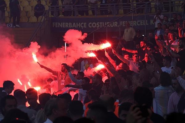 Ali Koç'u destekleyen Fenerbahçeli taraftarlar, Koç'un yeniden başkanlığa seçilmesini büyük coşkuyla kutladı.