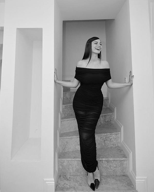 Demet Özdemir, zarif bir şekilde seçtiği uzun, straplez siyah elbisesiyle dikkat çekiyor. Bu sofistike elbiseyi, ona özgün bir hava katan marjinal ayakkabılarıyla tamamlamış. Bu kombinasyon, onun stilini ve moda anlayışını yansıtıyor.
