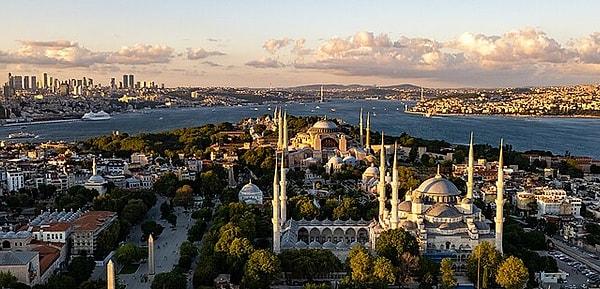 İlk durak İstanbul. Elbette İstanbul'a geçmişte 'Constantinople' dendiğini biliyorsunuzdur. Bunun sebebi de malum, İstanbul'un adının bazı dizilerde ya da filmlerde hâlâ Constantinople olarak geçmesi ve buna sadece İstanbulluların değil tüm Türkiye'nin atar yapması.