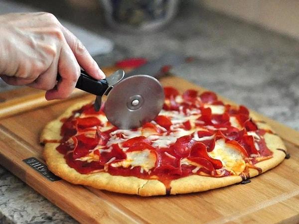 7. "Pizza kesiciyi kullanırken ileri geri yuvarlanmayın. Yalnızca tek bir yöne doğru kesin."