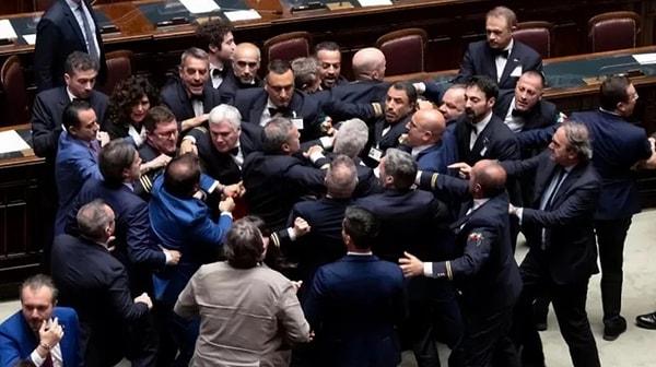 İtalya parlamentosunda İtalya Başbakanı Giorgia Meloni liderliğindeki sağ koalisyon hükümetinin hazırladığı bölgesel yönetimlere daha fazla özerklik öngören kanun teklifinin görüşmeleri sırasında kavga çıktı.