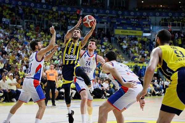 Anadolu Efes, 10 Haziran'da Basketbol Süper Ligi play-off serisi üçüncü maçında Fenerbahçe Beko'yu deplasmanda son saniye basketiyle 81-82 mağlup etmişti.